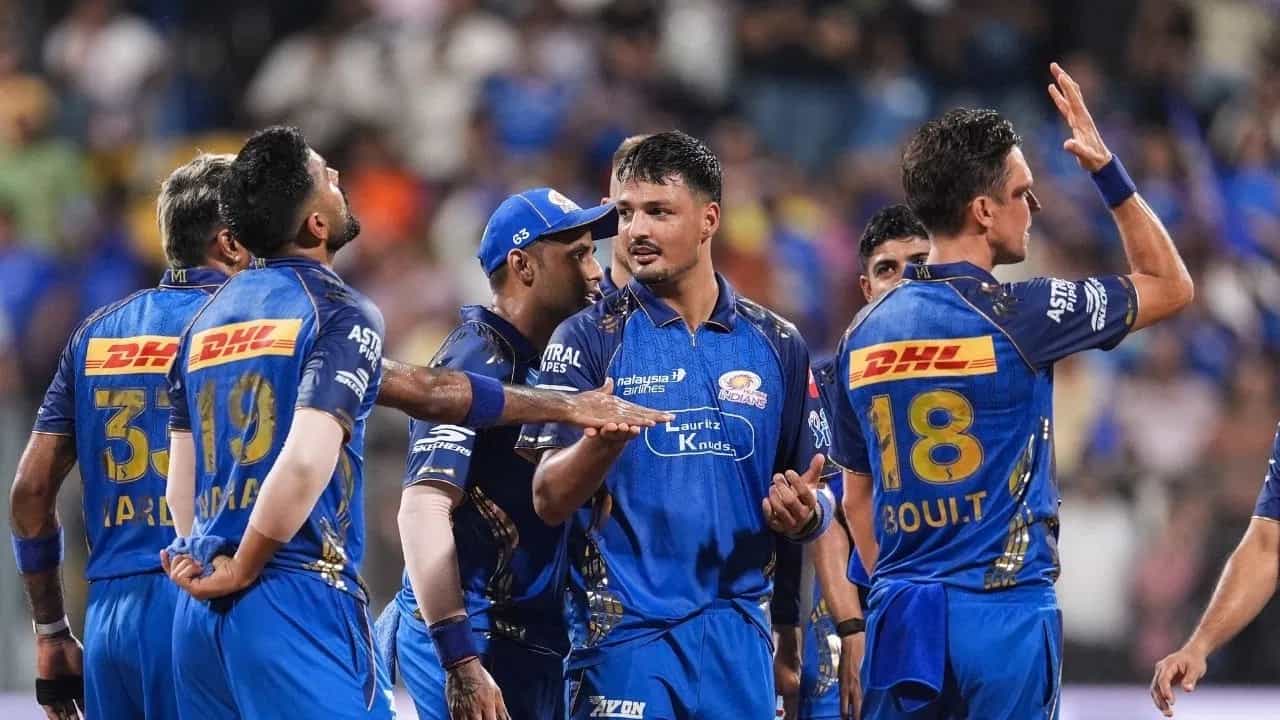 मुंबई इंडियन्स टीम आयपीएल स्पर्धेच्या 19 व्या मोसमात आपल्या लौकीकाला साजेशी कामगिरी करण्यात अपयशी ठरली. जसप्रीत बुमराह आणि इतर मुंबईचे गोलंदाज अपयशी ठरले. मात्र एका गोलंदाजाने कमाल केलीय. विशेष म्हणजे पदार्पणातील हंगामातच या गोलंदाजांने आपला ठसा उमटवला आहे. (Photo Credit: PTI)