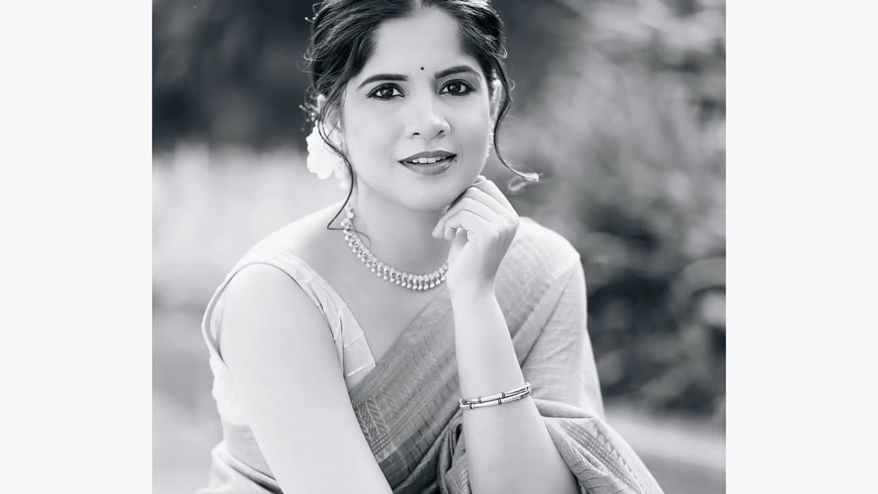 तिचा नैसर्गिक मेकअप, मोकळे केस आणि चेहऱ्यावरील प्रसन्न हास्य चाहत्यांचे विशेष लक्ष वेधून घेत आहे. तिने या फोटोंना Rooted in grace, growing in silence” असं कॅप्शन दिलं आहे. 