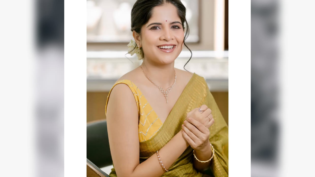 अमृताने या पारंपरिक लूकला मिनिमल ज्वेलरीची जोड दिली आहे. गळ्यातील डायमंड नेकलेस तिच्या सौंदर्यात भर घालत आहे. यासोबतच हातातील साधे पण आकर्षक कडे आणि अंगठीमुळे तिचा मराठमोळा अंदाज अधिक खुलून दिसत आहे.