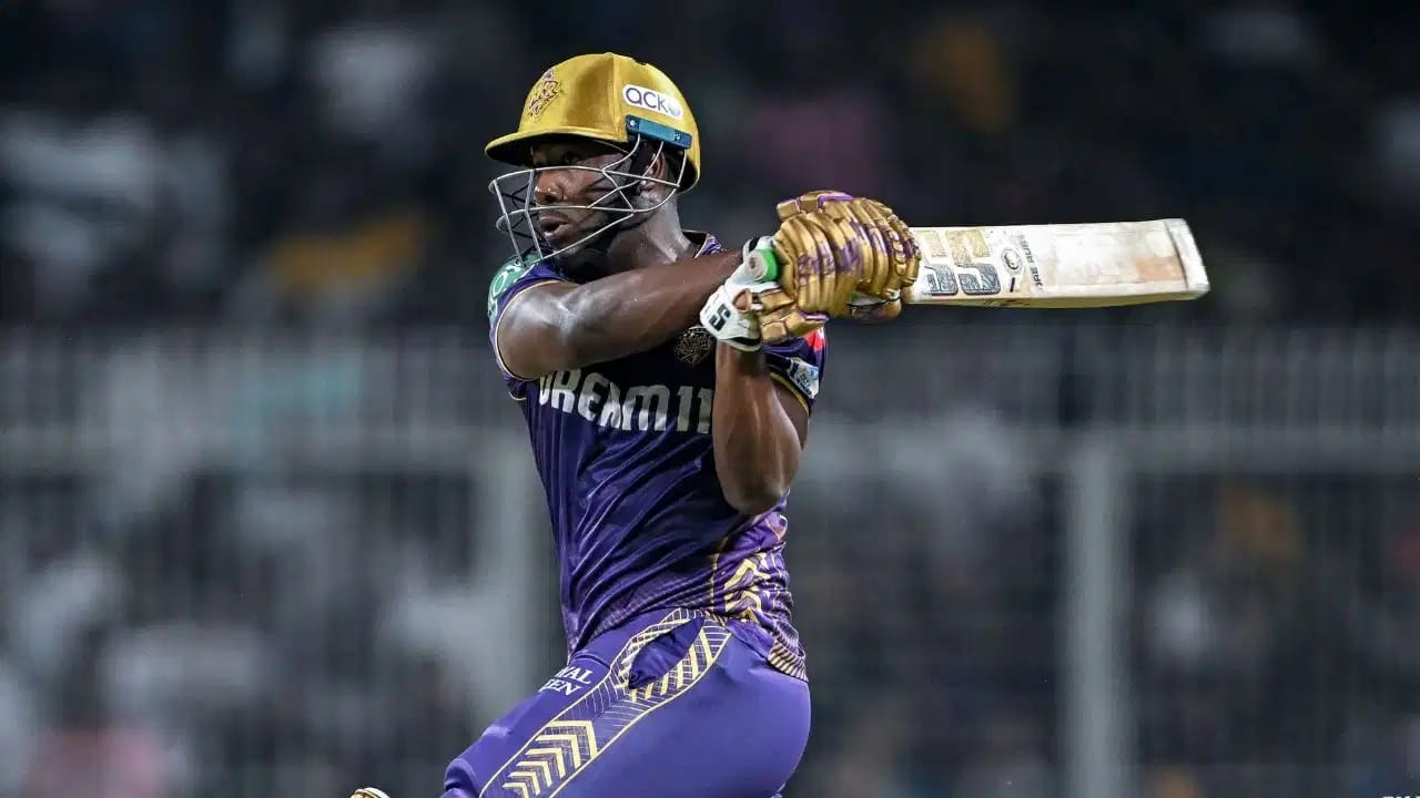 कोलकाता नाईट रायडर्सचा अनुभवी ऑलराउंडर आंद्रे रसेल याने 2019 साली एका मोसमात 51 षटकार लगावले होते. रसेल त्यासह एका मोसमात 50 पेक्षा अधिक षटकार लगावणारा दुसरा फलंदाज ठरला होता. (Photo Credit : AFP)