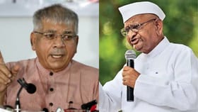 प्रकाश आंबेडकर आणि अण्णा हजारे यांचं कॉकरोच जनता पार्टीला समर्थन.