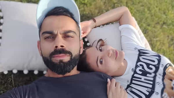 बॉलिवूडमधील लोकप्रिय अभिनेत्री अनुष्का शर्मा हिने 1 मे रोजी आपला 38वा वाढदिवस साजरा केला. या निमित्ताने चाहत्यांकडून तिच्यावर शुभेच्छांचा वर्षाव होत आहे. अनुष्का सध्या चित्रपटांमध्ये कमी दिसत असली तरी ती तिच्या वैयक्तिक आयुष्यामुळे नेहमीच चर्चेत असते.
