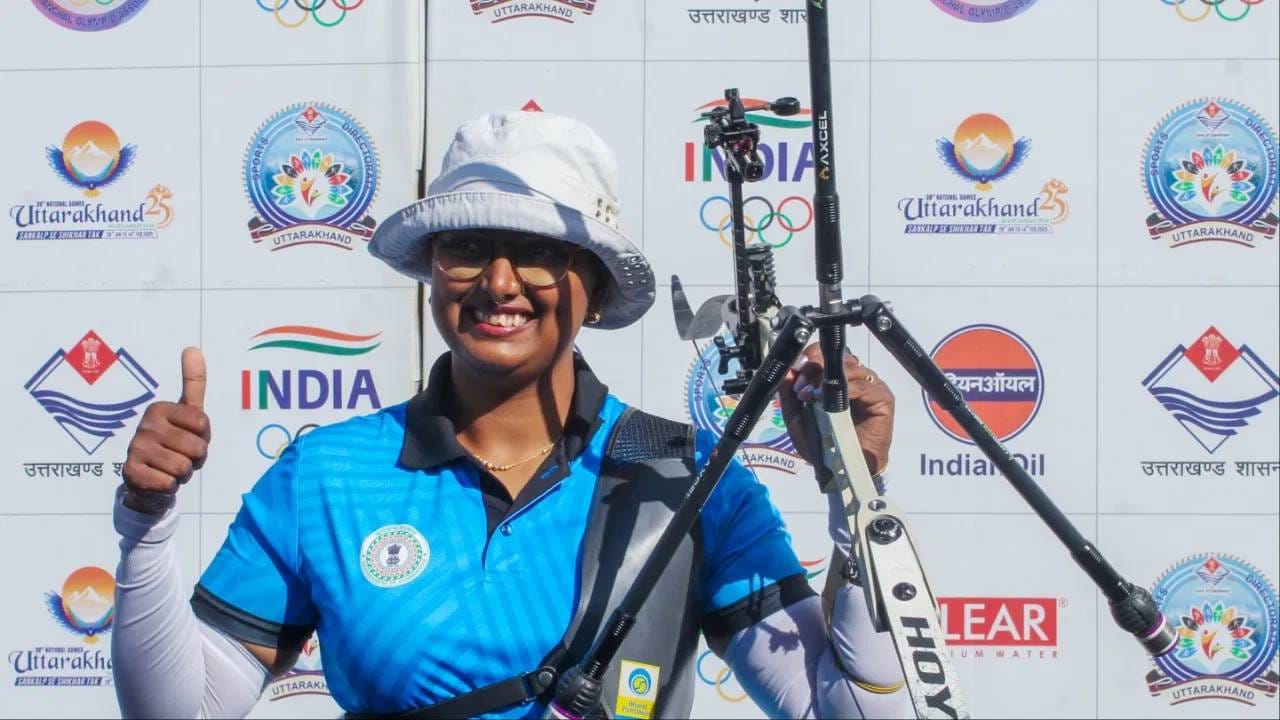 शूट-ऑफमध्ये चार सेट्सनंतर स्कोअर 4-4 असा बरोबर होता. मात्र, दबावाखाली भारताने पाचवा सेट जिंकून चीनला पराभूत केले आणि सुवर्णपदक पटकावले. (Photo: PTI)