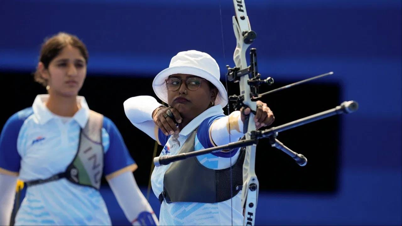 विश्वचषकातील रिकर्व्ह प्रकारात भारतीय महिला तिरंदाजी संघाने मिळवलेले सुवर्णपदक महत्त्वपूर्ण आहे. कारण त्यांनी हे यश पूर्णवेळ राष्ट्रीय प्रशिक्षकाशिवाय मिळवले आहे. प्रशिक्षकाच्या अनुपस्थितीत दीपिका कुमारीचा अनुभव कामी आला. दोन्ही तरुण सहकाऱ्यांना तिने मार्गदर्शन केले. (Photo: PTI)