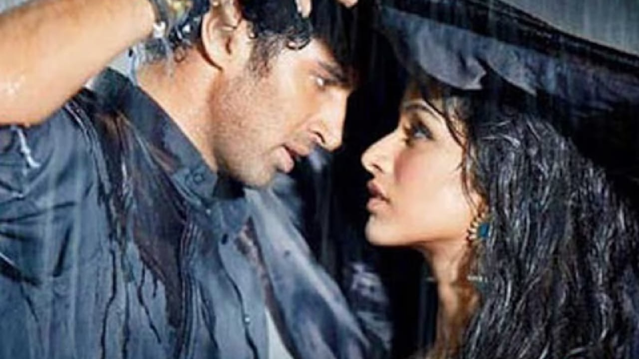 2013 मध्ये प्रदर्शित झालेल्या Aashiqui 2 चित्रपटातील Tum Hi Ho हे गाणे अरिजीत सिंहच्या कारकिर्दीतील महत्त्वाचा टर्निंग पॉइंट मानले जाते. हे गाणे प्रदर्शित होताच प्रचंड लोकप्रिय झाले आणि अरिजीत सिंह रातोरात सुपरस्टार बनला. आजही लाखो चाहत्यांचे हे आवडते रोमँटिक गाणे आहे.