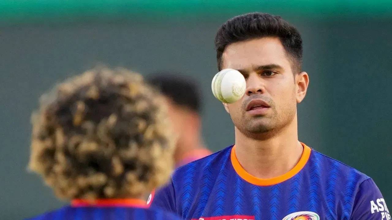 अर्जुन तेंडुलकरला एकाही सामन्यात खेळवलं नाही. पण लखनौ सुपर जायंट्स सोशल मीडियावर अर्जुन तेंडुलकरच्या यॉर्कचा प्रचार करत होते. त्यामुळे त्याला संघात संधी मिळेल असं वाटलं होतं. पण त्याला काही संधी दिली नाही. लखनौ सुपर जायंट्सचं आव्हान संपुष्टात आलं आहे, तरी अर्जुनला डावललं जात आहे.