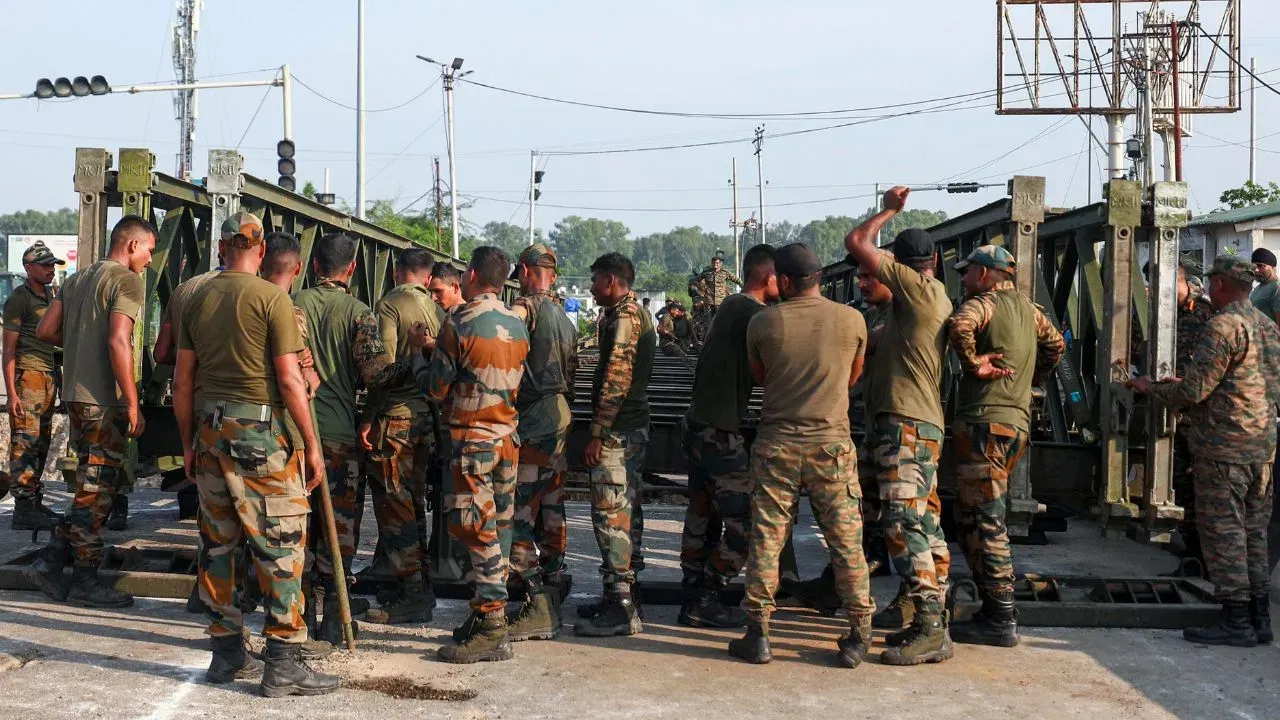 गाझीपूरला अनेकदा ‘वीरांची भूमी’ असे म्हटले जाते, कारण येथे मोठ्या प्रमाणात तरुण भारतीय सैन्यात भरती होऊन देशसेवा करतात.