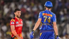 IPL: आईचं निधन झाल्याने खेळाडूने संघाची साथ सोडली; या तारखेला परतणार.