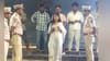 मध्यरात्री रस्त्यावर ती एकटीच उभी, 3 तासांत 40 पुरुषांनी घेरलं अन्...
