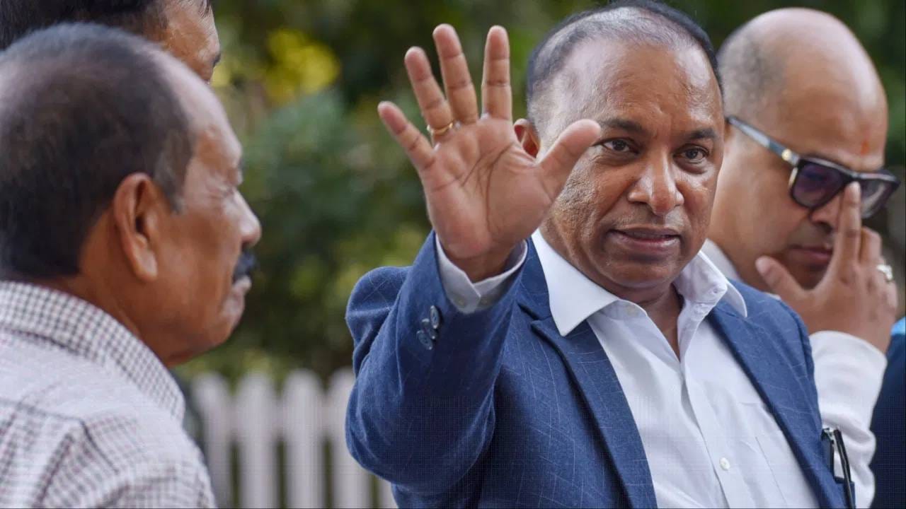 देवजीत सैकिया यांनी सांगितलं की, हा फक्त खेळाडू आणि अधिकाऱ्यांचा मुद्दा नाही. तर संपूर्ण संघाबाबत आहे. एक टीम म्हणून नियम पाळणं जबाबदारी आहे. अन्यथा आयपीएलच्या छबीला तडा जाईल. यासाठी आम्हाला नियमांचं उल्लंघन करणाऱ्यांवर कठोर कारवाई करणं भाग आहे.  (Photo: PTI)