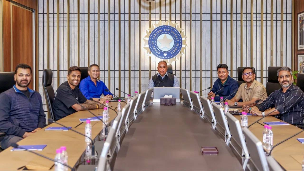 आयपीएल 2026 स्पर्धेदरम्याने संघांकडून वारंवार नियमांचं उल्लंघन होत असल्याचं समोर आलं आहे. या घटना पाहून बीसीसीआयने आक्रमक पवित्रा घेतला आहे. त्यामुळे आणखी कठोर शिक्षा करण्याचा बीसीसीआयने मानस केला आहे. बीसीसीआयचे सचिव देवजीत सैकिया यांनी सांगितलं की, या पर्वात नियम मोडणाऱ्या संघांविरुद्ध कठोर कारवाई केली जाणार आहे.  (Photo: PTI)