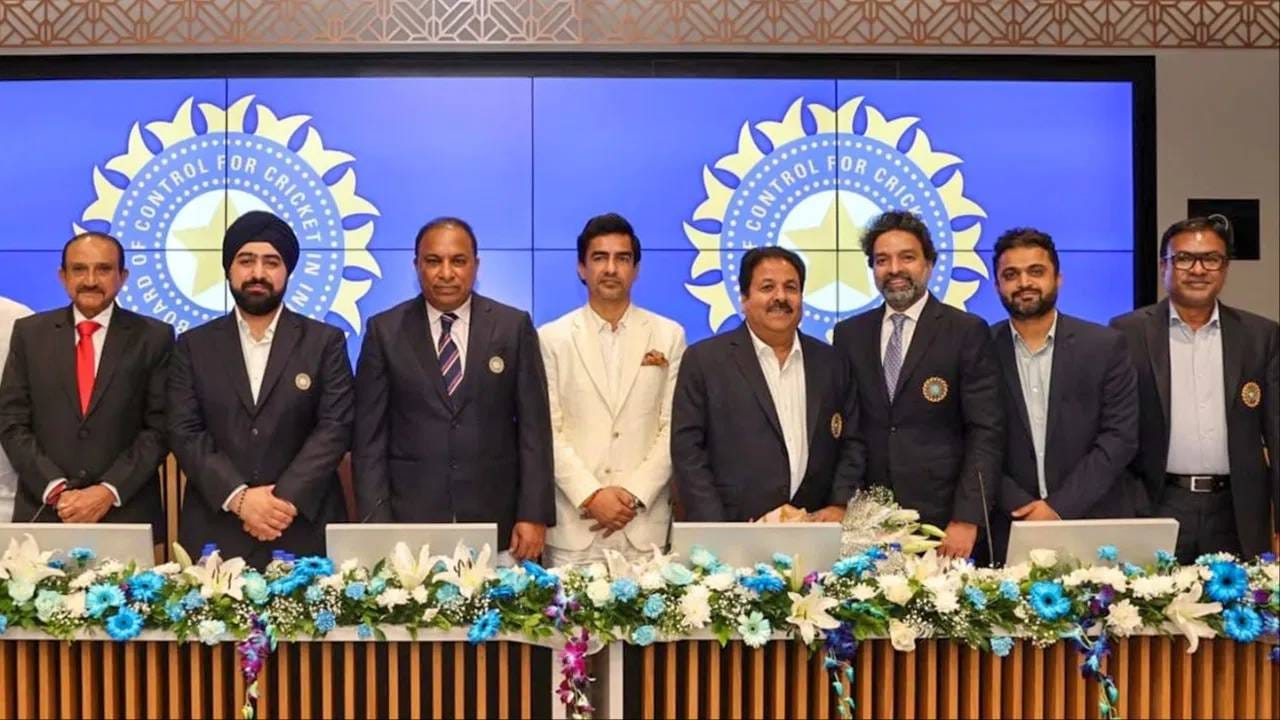 आयपीएल स्पर्धेत राजस्थान रॉयल्स दोन वेळेस चुकीच्या कारणामुळे चर्चेत आली. एकदा संघ मॅनेजर रविंदर सिंह भिंडरने मोबाईल वापरला. तर दुसऱ्यांदा रियान पराग एका सामन्यादरम्यान ड्रेसिंग रूमध्ये वेपिंग पिताना दिसला. भिंडरच्या चुकीसाठी 1 लाखांचा दंड, तर परागच्या सामना फी मधून 25 टक्के कापले आहेत. तसेच परागला एक डिमेरिट पॉइंट दिला आहे.  (Photo: PTI)