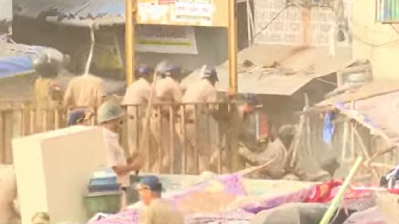गरीब नगर परिसरात झालेल्या या राज्यात काही पोलिस कर्मचारी किरकोळ जखमी झाले असल्याची माहिती समोर आली आहे. सध्या परिसरात तणावपूर्ण शांतता आहे.