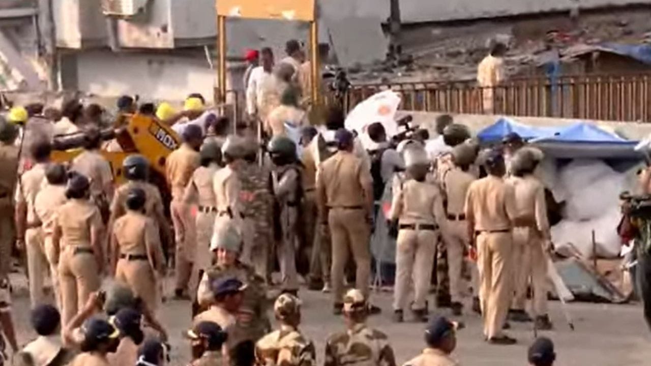 गरीब नगरमध्ये रेल्वेच्या जमिनीवरील बेकायदेशीर झोपड्यांवर बुलडोझर कारवाई केली जात आहे. मात्र या कारवाईला विरोध होत आहे. उच्च न्यायालयाच्या आदेशानंतर रेल्वेने ही धडक मोहीम हाती घेतली आहे.
