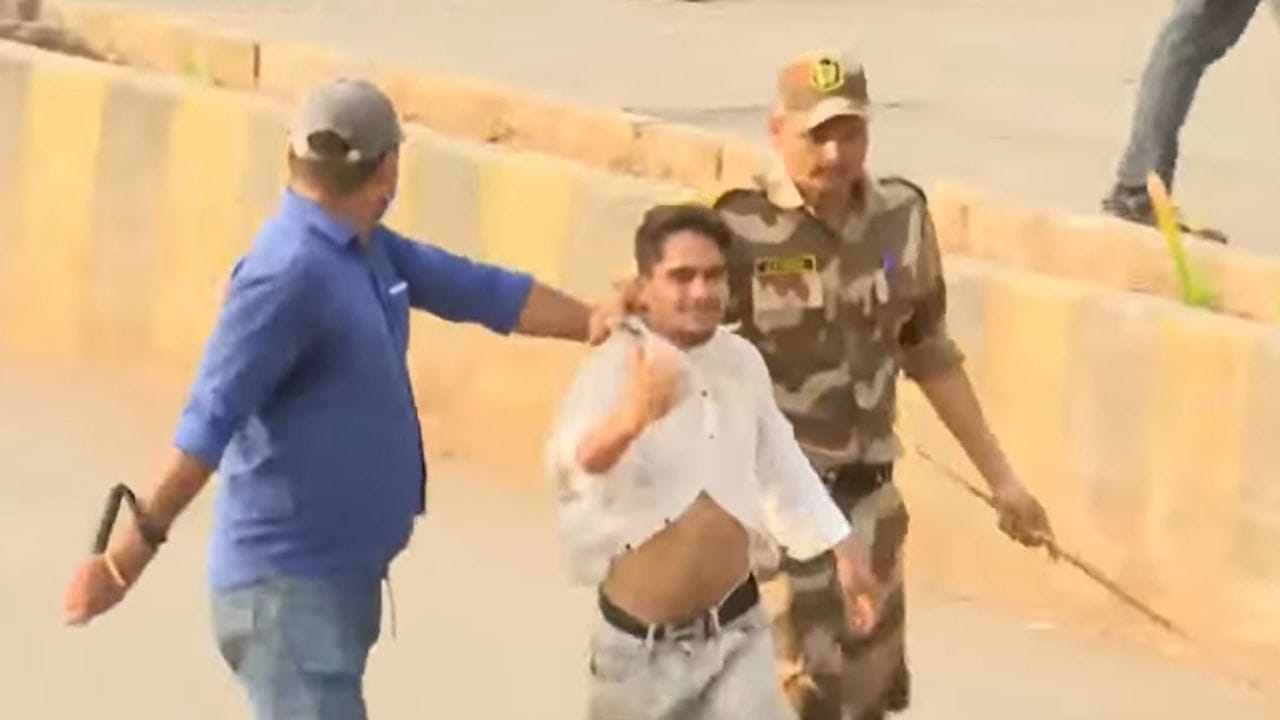 आज तोडक कारवाईवेळी तणावाचे वातावरण निर्माण झाले होते, जमावाने पोलिसावर बाटल्या आणि दगड फेकले, यामुळे परिस्थिती चिघळली. परिणामी पोलिसांनी सौम्य लाठीचार्ज केला.