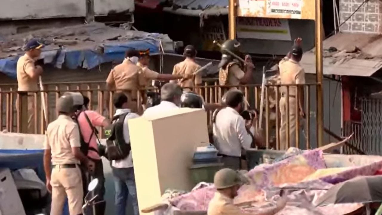 मुंबईतील वांद्रे पूर्व येथील गरीब नगरमध्ये अतिक्रमण हटाव मोहिम सुरू आहे. रेल्वे कडून राबविल्या जाणऱ्या या मोहिमेचा आज दुसरा दिवस आहे. आज या ठिकाणी मोठा गोंधळ पहायला मिळाला.
