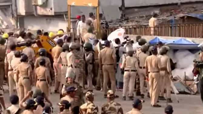 Bandra Gareeb Nagar : गरीब नगरमध्ये ज्यांनी पोलिसांवर दगड मारण्यासाठी हात उचलले त्यांच्यावर थेट..मुंबई पोलिसांची मोठी कारवाई