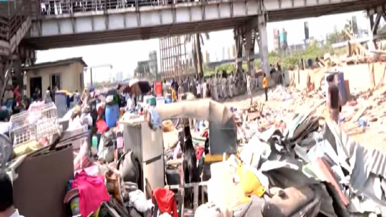 Bandra Gareeb Nagar : वांद्र्यात गरीब नगरमध्ये तीन-चार मजली झोपड्यावर थेट बुलडोझर Action, ही जमीन मोकळी करण्याचे 3 मोठे फायदे काय?
