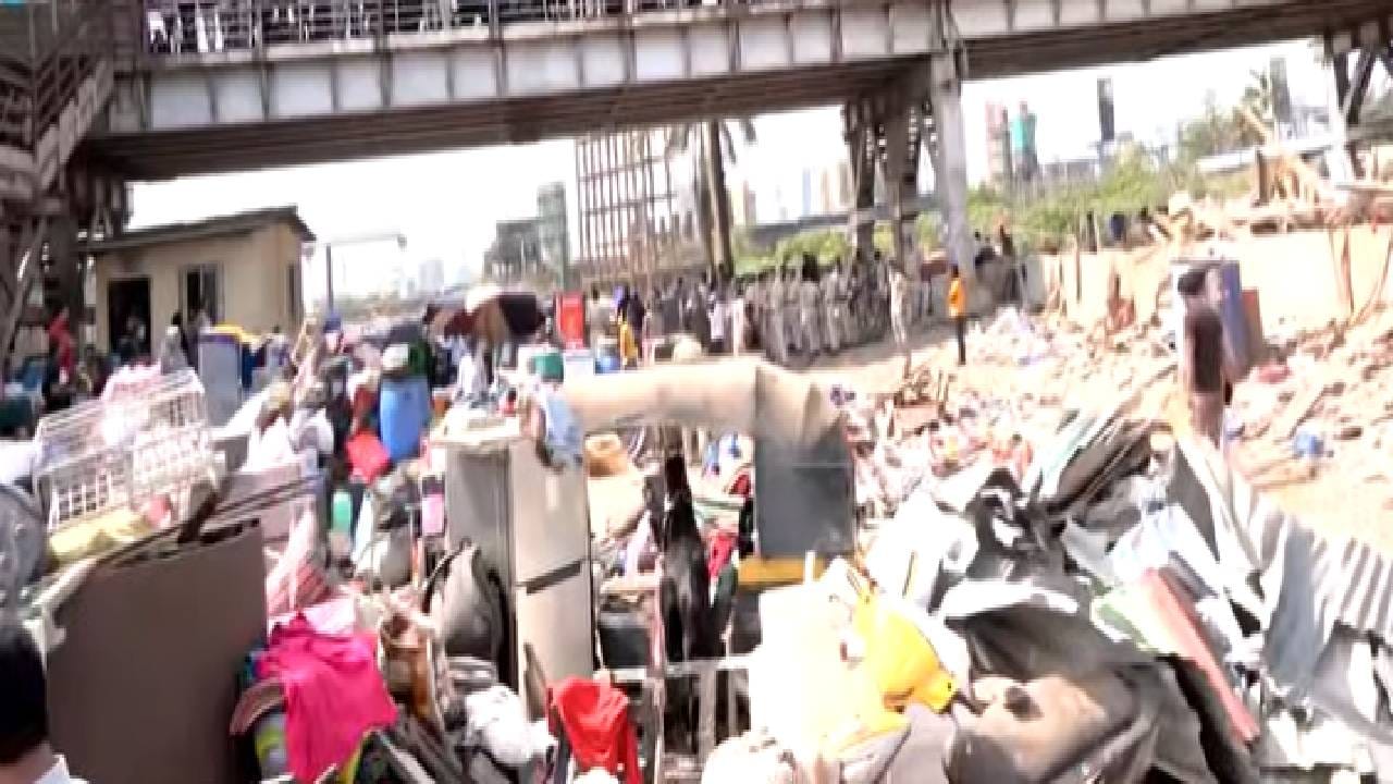 Bandra Gareeb Nagar : वांद्र्यात गरीब नगरमध्ये तीन-चार मजली झोपड्यावर थेट बुलडोझर Action, ही जमीन मोकळी करण्याचे 3 मोठे फायदे काय? Bandra Gareeb Nagar : वांद्र्यात गरीब नगरमध्ये तीन-चार मजली झोपड्यावर थेट बुलडोझर Action, ही जमीन मोकळी करण्याचे 3 मोठे फायदे काय?