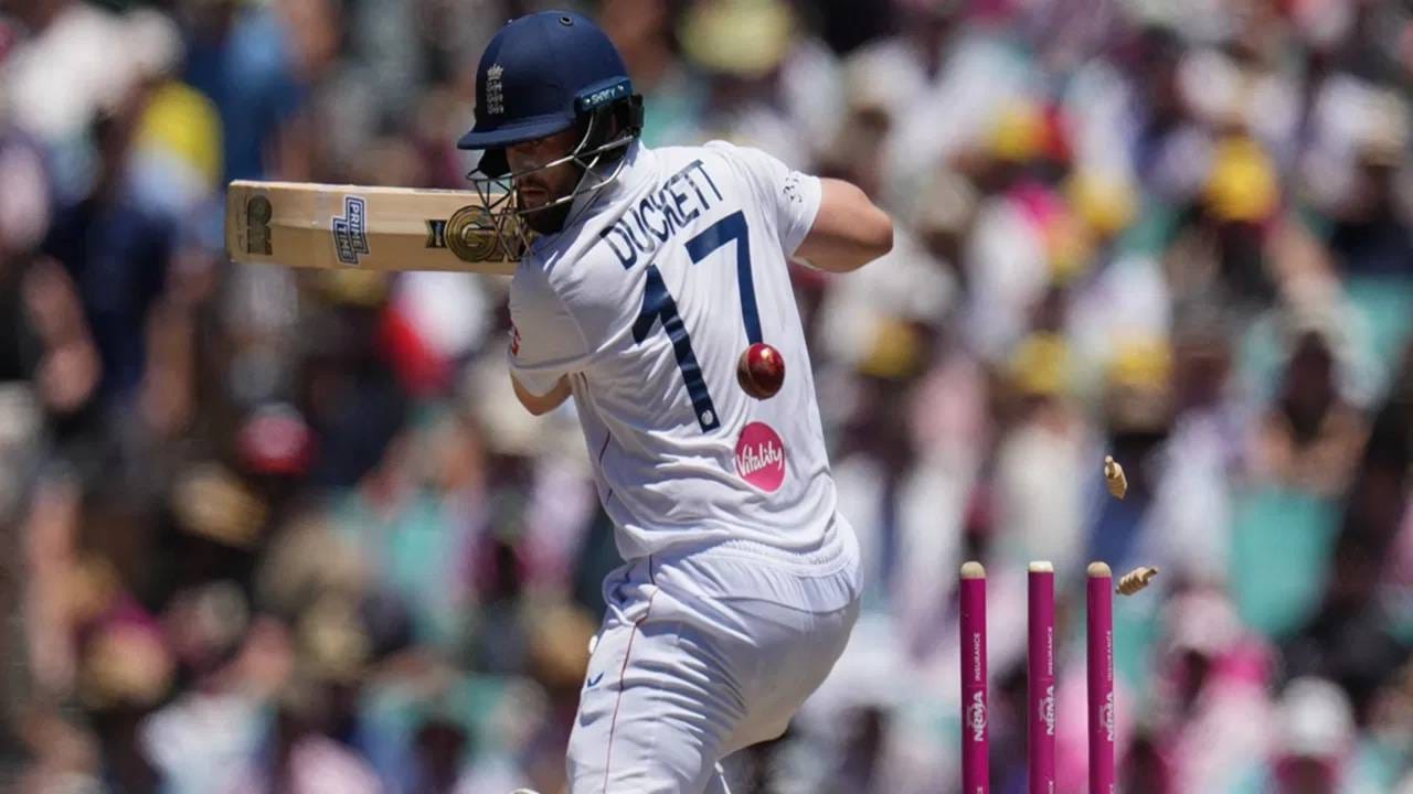 Ben Duckett Double Century:  बेन डकेटने आयपीएल 2026 स्पर्धेत खेळण्यास नकार दिला आणि आपलं नाव मागे घेतलं. त्यामुळे त्याची जागा भरून काढण्यासाठी दिल्ली कॅपिटल्सला धावाधाव करावी लागली. पण बेन डकेट पुन्हा एकदा आपल्या फलंदाजीमुळे चर्चेत आला आहे. बेन डकेटने काउंटी चॅम्पियनशिपमध्ये नॉटिंघमशरसाठी खेळताना द्विशतक ठोकलं. (PC-PTI)
