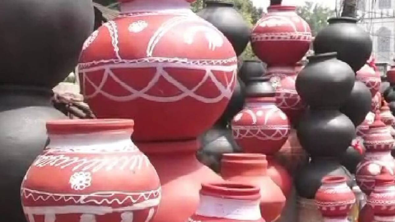 मडके तयार करणाऱ्या कारागिरांच्या मते, लाल मटका हा पारंपरिक प्रकार असून तो साध्या मातीपासून बनवला जातो. याची पृष्ठभाग किंचित छिद्रयुक्त असते, ज्यामुळे पाणी हळूहळू बाहेर झिरपते आणि त्याचे बाष्पीभवन होते. या नैसर्गिक प्रक्रियेमुळे मडक्यातील पाणी थंड राहते.