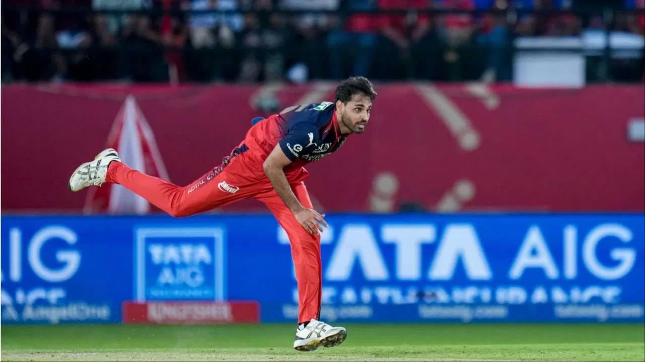 IPL 2026:  ड्वेन ब्रावो आणि हर्षल पटेलचा मोठा विक्रम भुवनेश्वरच्या रडारवर,  हेझलवूडने व्यक्त केल्या अशा भावना