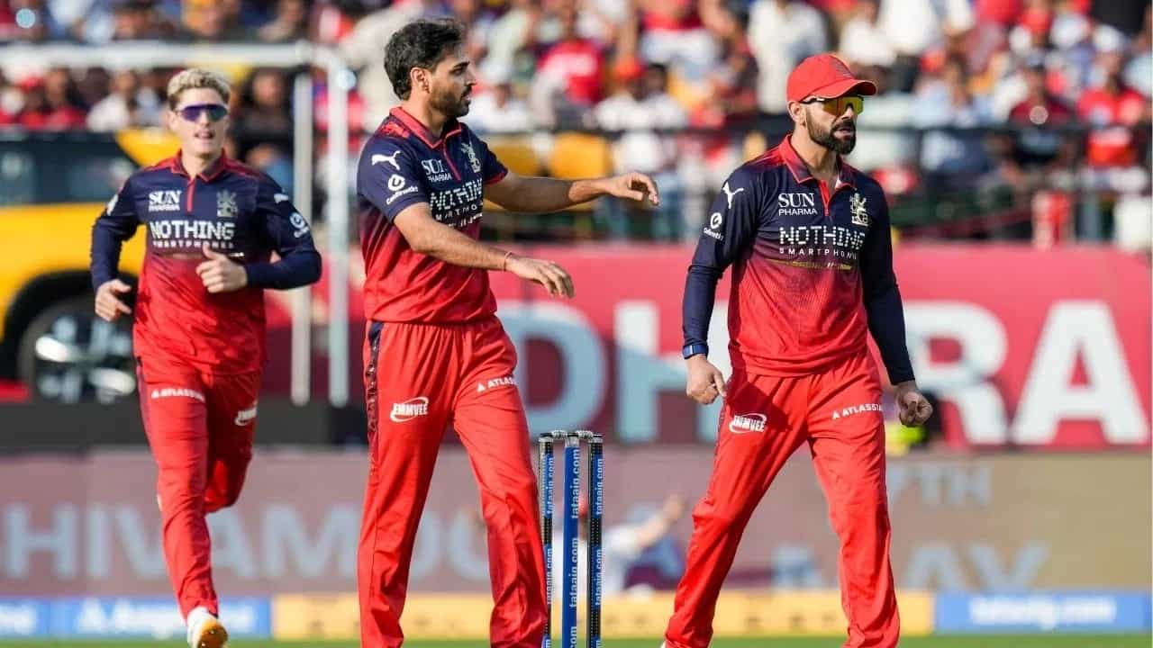 आयपीएल स्पर्धेतील 19 वा मोसम शेवटच्या टप्प्यात आहे. प्लेऑफ फेरीतील पहिला सामना हा 26 मे रोजी होणार आहे. क्वालिफायर-1 सामन्यात रॉयल चॅलेंजर्स बंगळुरु विरुद्ध गुजरात टायटन्स आमनेसामने असणार आहेत. हा सामना हिमाचल प्रदेश क्रिकेट असोसिएशन स्टेडियमध्ये आयोजित करण्यात आला आहे. (Photo Credit : PTI)
