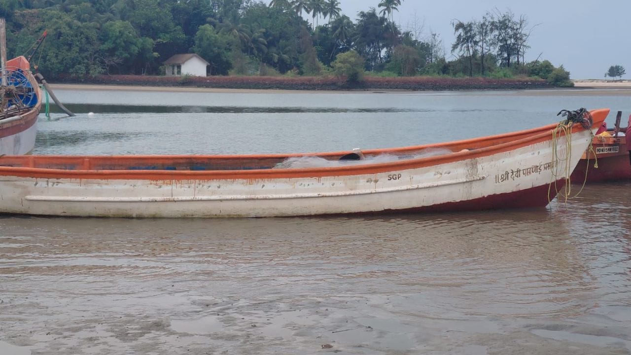 कोकणातून काळजाचा ठोका चुकवणारी बातमी समोर आली आहे. सिंधुदुर्ग जिल्ह्यातील वेंगुर्ल्यातील शिरोडा समुद्रात आज पहाटे मासेमारीसाठी गेलेली बोट सोसाट्याच्या वाऱ्यामुळे समुद्रात बुडाली.