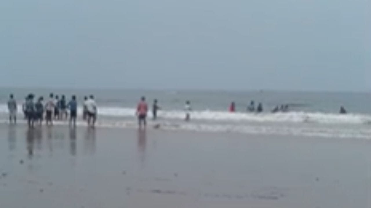 दरम्यान, आज पहाटे अचानक हवामानात बदल होऊन सोसाट्याचा वारा सुटला, तसेच पावसालाही सुरुवात झाली. यामुळे समुद्रात मोठ्या लाटा उसळल्या आणि पाण्याचा अंदाज न आल्याने नियंत्रण सुटून ही मच्छीमारी बोट समुद्रात उलटली. 