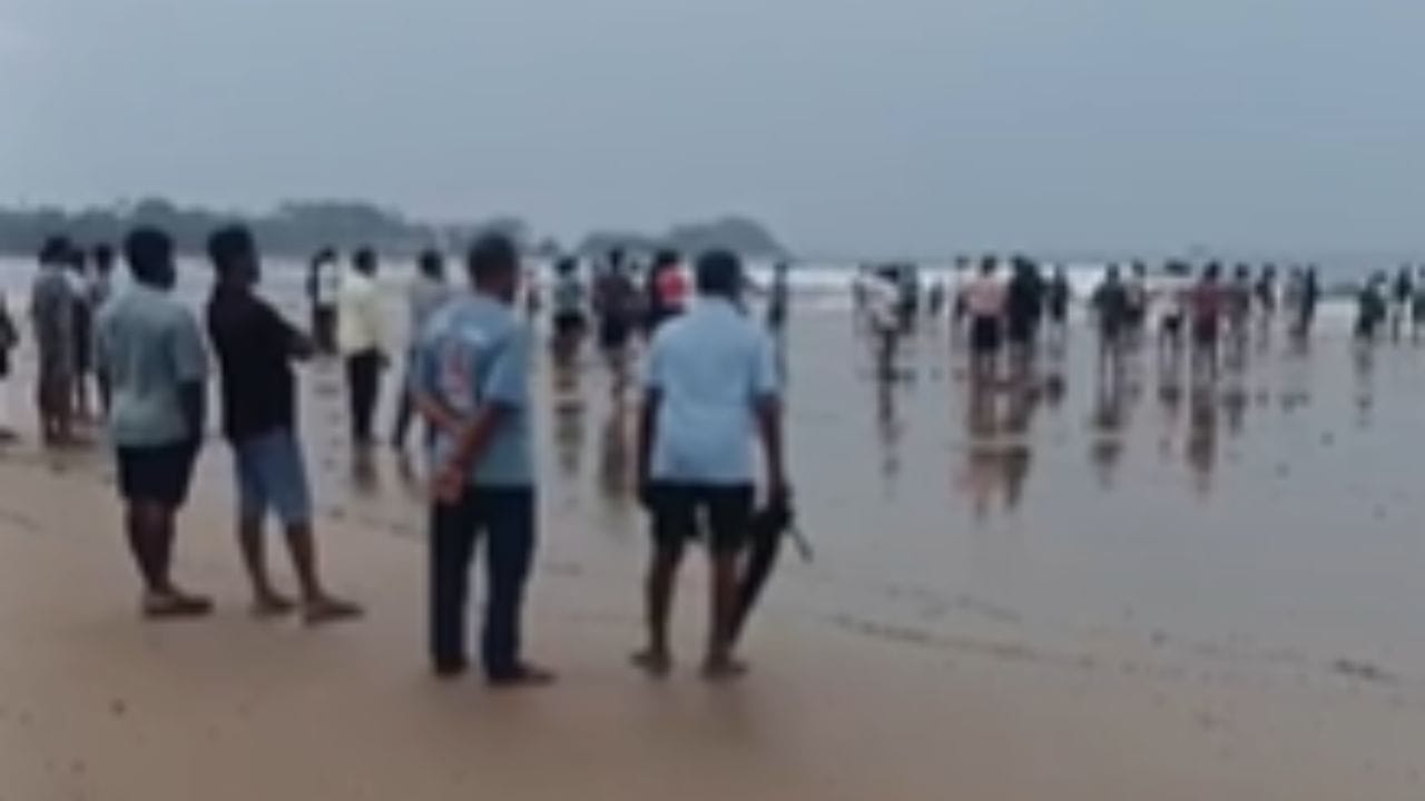 शिरोडा केरवाडी येथील राजन सारंग हे मच्छीमार बेपत्ता असून त्यांचा शोध सुरू आहे. पहाटे अचानक झालेल्या सोसाट्याच्या वारा व पाऊस यामुळे ही मच्छिमारी बोट बुडाली. 