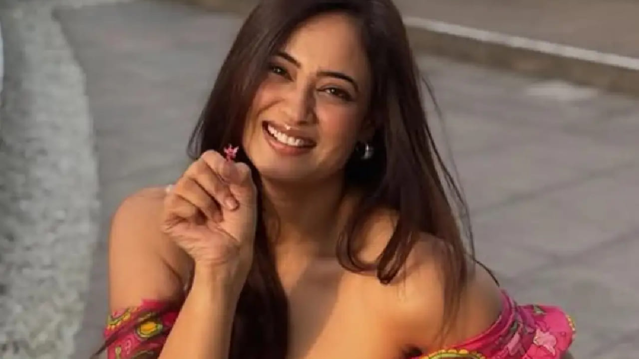 अनेकांना आजारी माणसांचे अन्न वाटणारी खिचडी आता फिटनेससाठी सुपरफूड मानली जात आहे. इतिहासातही खिचडीचे महत्त्व अधोरेखित झालेले दिसते. प्रसिद्ध मुगलकालीन ग्रंथ ‘आइन-ए-अकबरी’मध्ये बादशाह अकबरलाही खिचडी आवडत असल्याचा उल्लेख आहे.