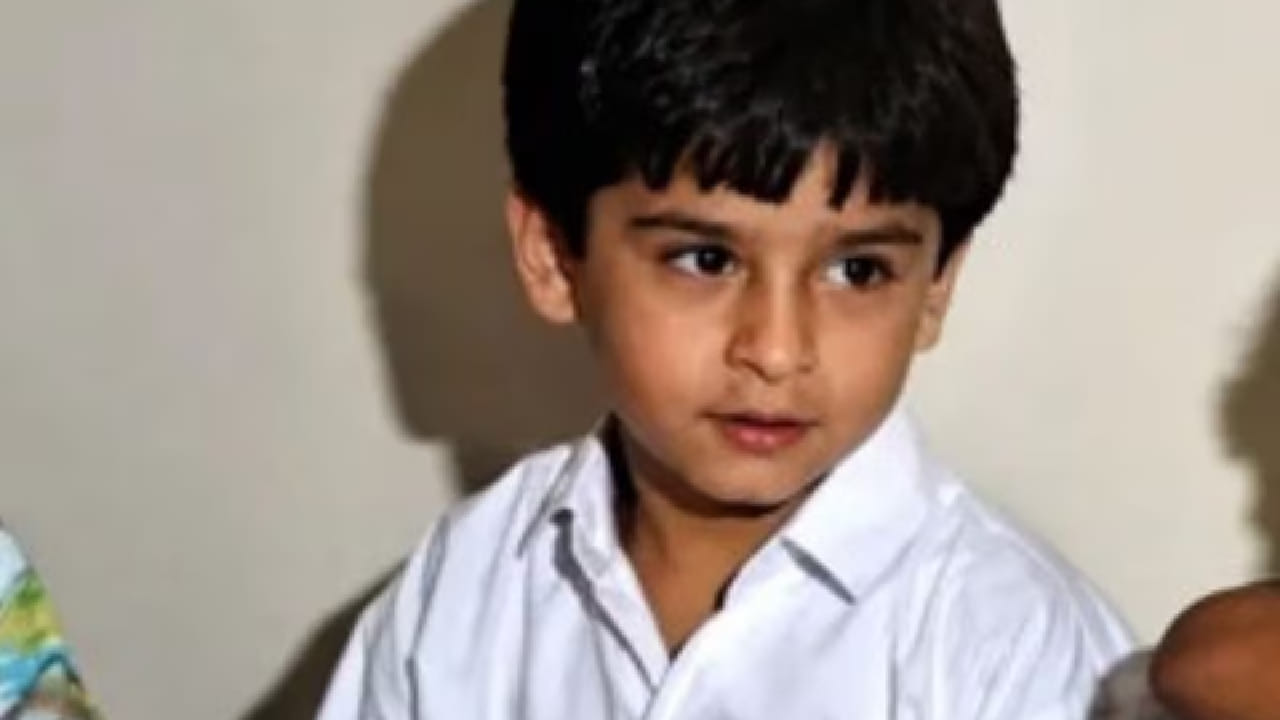 बॉलिवूडमध्ये कलाकारांना संधी सहज मिळते असे अनेकदा म्हटले जाते. मात्र मोठ्या फिल्मी घराण्यात जन्म झाला म्हणजे यश हमखास मिळतेच असे नाही. काही कलाकार आपल्या मेहनतीच्या जोरावर प्रेक्षकांच्या मनात स्थान निर्माण करतात तर काहींना अनेक संधी मिळूनही यश हुलकावणी देते. अशीच कहाणी आहे अभिनेता गिरीश कुमारची.