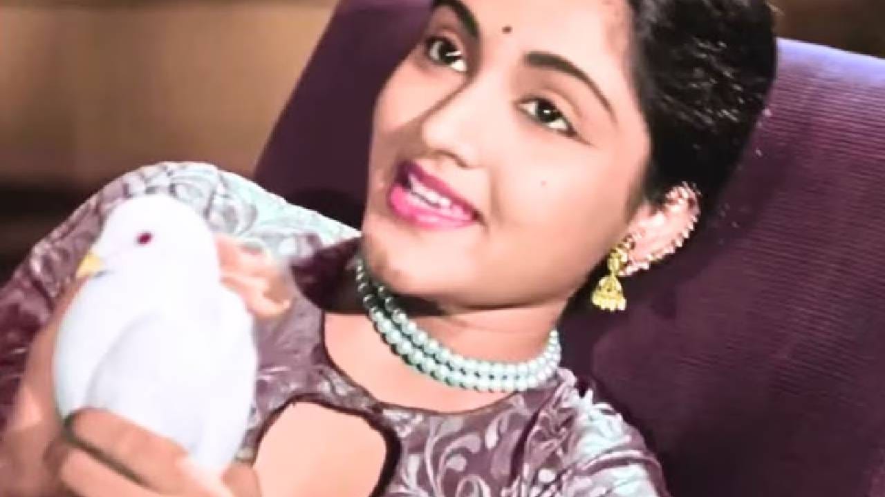 आम्ही ज्या गाण्याबद्दल बोलत आहोत ते ७५ वर्षांपूर्वी आले होते, पण आजही लोक ते तितक्याच आवडीने गुणगुणतात. या सुंदर रोमँटिक गाण्याला प्रसिद्ध गायिका शमशाद बेगम यांनी आपला सुमधुर आवाज दिला होता. याचे संगीत सचिन देव बर्मन (एस. डी. बर्मन) यांनी दिले होते आणि बोल राजेंद्र कृष्ण यांनी लिहिले होते. त्या काळी हे गाणे प्रचंड लोकप्रिय झाले होते. या गाण्याची धून ऐकताच लोकांच्या चेहऱ्यावर हसू उमलायचे. म्हणूनच हे गाणे आजही लोकांच्या मनात घर करून आहे. त्या गाण्याचे बोल आहेत- ‘सैयां दिल में आना रे, आके फिर ना जाना रे’.