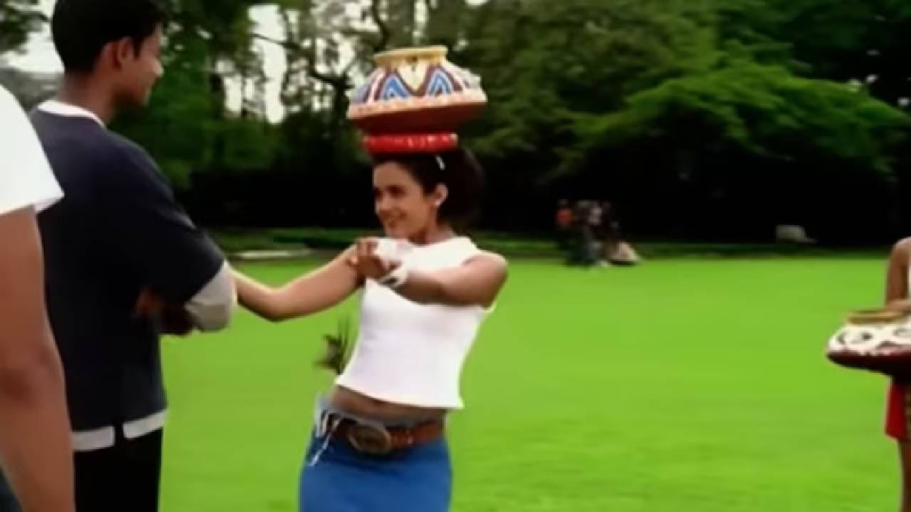 ९० च्या दशकात फाल्गुनी पाठक यांनी इंडीपॉप (Indipop) विश्वात आपला मोठा दबदबा निर्माण केला होता. त्यांची गाणी चाहत्यांमध्ये इतकी लोकप्रिय झाली की, त्या स्टेज शोमध्येही धुमाकूळ घालायच्या. लोक त्यांची परफॉर्मन्स पाहण्यासाठी वेडे असायचे आणि त्यांच्या संगीताने घराघरात स्थान मिळवले होते. आज देखील त्यांचे चाहते जुन्या आठवणींना उजाळा देण्यासाठी त्यांची गाणी ऐकतात आणि त्यात हरवून जातात. त्यांच्या आवाजातील गोडवा आजही लोकांना आकर्षित करतो.