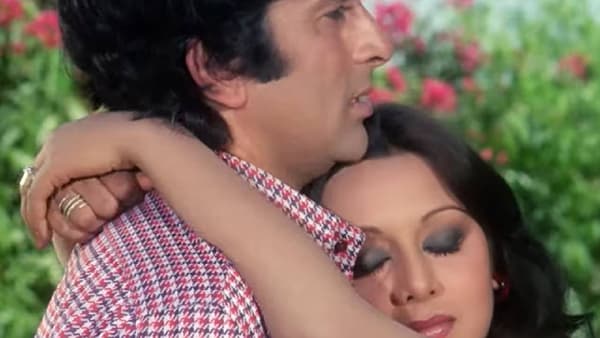 हिंदी चित्रपटसृष्टीत अशा अनेक जोड्या आहेत ज्यांनी प्रेक्षकांची मने जिंकली. काहींनी तर आपल्या केमिस्ट्रीने रुपेरी पडद्यावर आग लावली होती. आज आपण ज्या जोडीबद्दल बोलत आहोत, ती जोडी नंतर नातेसंबंधात सून आणि ससऱ्याची बनली. पण एक काळ असा होता, जेव्हा त्यांनी मोठ्या पडद्यावर एक प्रियकर-प्रेयसी म्हणून जोरदार रोमान्स केला होता. त्यांचा तो रोमान्स पाहून लोक थक्क झाले होते. १९७५ मध्ये आलेल्या या गाण्याला लोक आजही तितक्याच आवडीने पाहतात आणि ऐकतात.