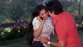 अभिनेत्रीचा सासऱ्यांसोबतच रोमॅन्स! 3 मिनिटांचे ते तुफान रोमँटिक गाणे.