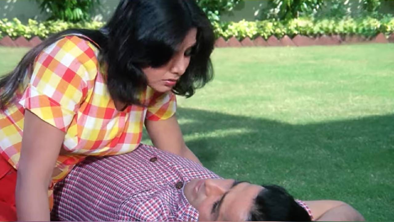 'मॅने तुझे मांगा तुझे पाया' हे सुपरहिट गाणे लोक आजही यूट्यूबवर वारंवार पाहतात. शशी कपूर आणि नीतू सिंह यांच्या जोडीने केवळ 'दीवार' चित्रपटातील या गाण्यातच नाही, तर 'कह दूँ तुम्हें' सारख्या सुपरहिट गाण्यातही रोमान्स केला होता. त्यांच्या या रोमँटिक केमिस्ट्रीवर चाहते नेहमीच फिदा असायचे. मात्र, काळ बदलला तशा नीतू सिंह कपूर घराण्याच्या सून झाल्या आणि त्यांनी चित्रपटांपासून दुरावा घेतला. काही काळापूर्वीच नीतू सिंह यांनी 'जुग जुग जिओ' या चित्रपटातून बॉलिवूडमध्ये पुनरागमन केले होते, ज्याला प्रेक्षकांचा संमिश्र प्रतिसाद मिळाला. परंतु, शशी कपूर यांच्यासोबतचा त्यांचा तो जुना रोमान्स प्रेक्षक आजही विसरू शकलेले नाहीत.