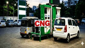 पेट्रोल-डिझेलशी CNG ची स्पर्धा... पुन्हा भडकले दर, खिशावर किती भार?.