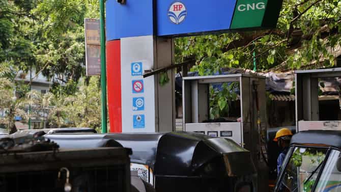 CNG Price Hiked : महागाईचा दणका, पेट्रोल आणि डिझेलनंतर सीएनजीमध्येही वाढ, थेट..