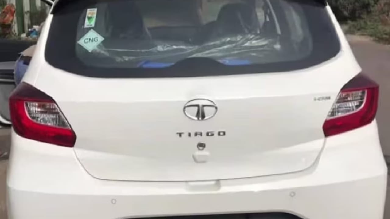 वेगाने एक्सीलरेशन करणे, अचानक ब्रेक लावणे आणि जास्त वेगात गाडी चालवणे यामुळे CNG ची खपत वाढते. जर तुम्ही हळूहळू गाडीचा वेग वाढवला, स्थिर वेग कायम ठेवला आणि योग्य वेळी गियर बदलला तर इंधनाची बचत होऊ शकते.