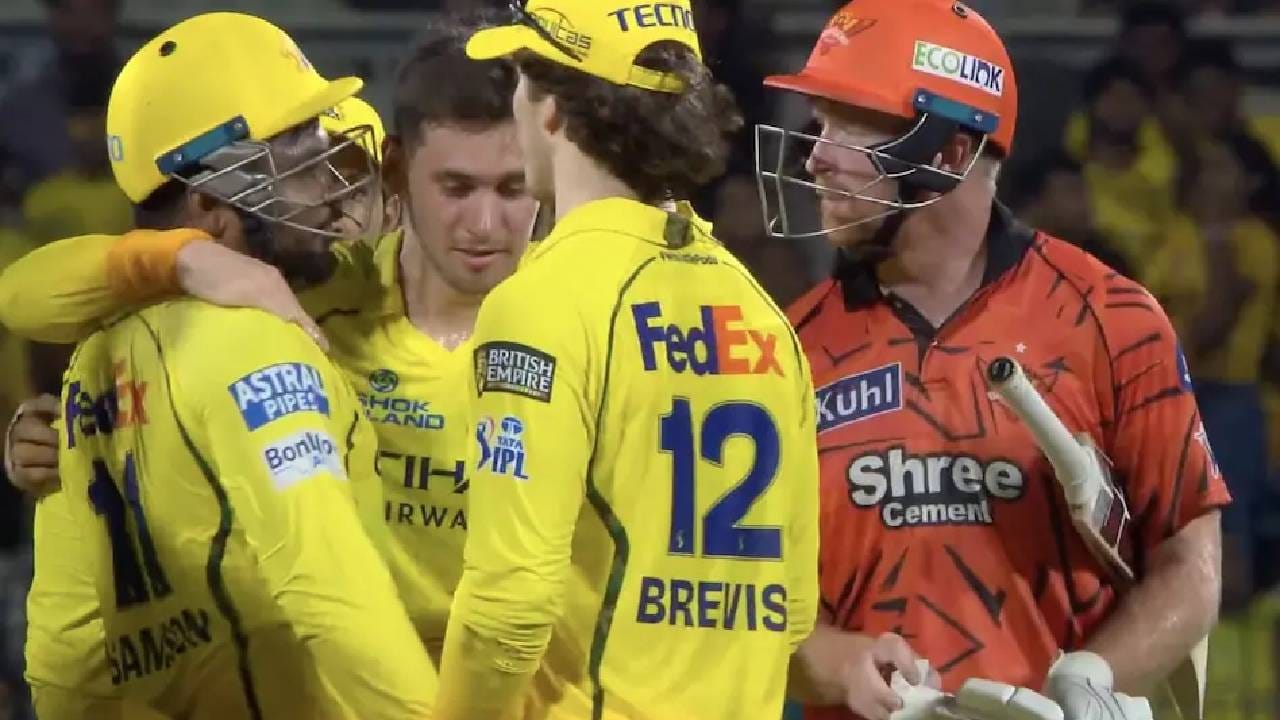 CSK vs SRH Live मॅचमध्ये राडा, हैदराबादाचा हा मोठा खेळाडू संजू सॅमसनकडे पाहून थुंकला, खुन्नसचा असा घेतला बदला CSK vs SRH Live मॅचमध्ये राडा, हैदराबादाचा हा मोठा खेळाडू संजू सॅमसनकडे पाहून थुंकला, खुन्नसचा असा घेतला बदला