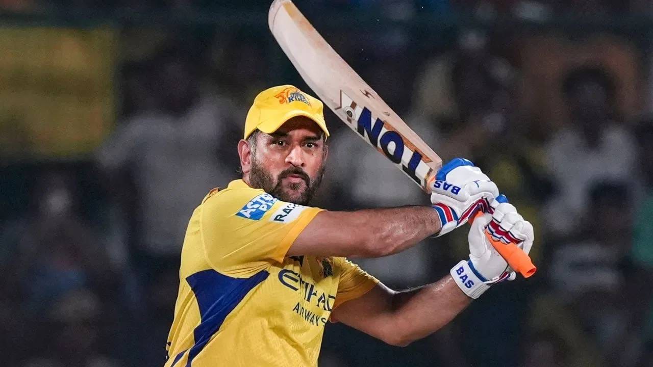 महेंद्रसिंह धोनी आयपीएल स्पर्धेच चेन्नई सुपर किंग्स संघात आहे. पण आतापर्यंत एकही सामना खेळलेला नाही. त्यामुळे विराट कोहली आणि रोहित शर्माला त्याच्या विक्रमाची बरोबरी साधता आली. आता आणखी सामने खेळल्यानंतर त्याचा विक्रम मोडीत काढतील. (PHOTO CREDIT- PTI)