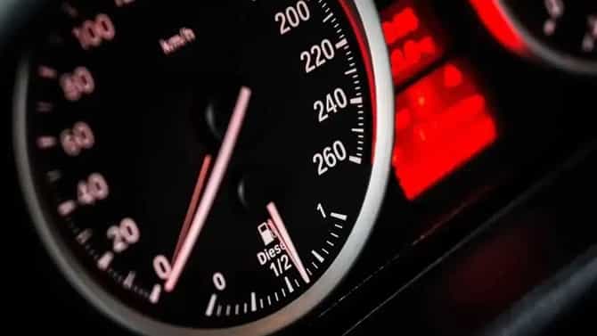 Car Mileage: पेट्रोल-डिझेलच्या वाढत्या दरात कारचे मायलेज वाढवण्याचे 5 सोपे उपाय, पैशांची होईल बचत