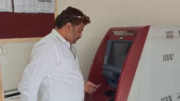 लातूर जिल्ह्यातल्या अनेक चलन तुटवडा पहायला मिळत आहे, ATM मध्ये देखील खडखडाट जाणवत आहे , ATM मध्ये पैसे नसल्याने ऐन लग्न सराईत नागरिकांसमोर अडचण निर्माण झाली आहे.