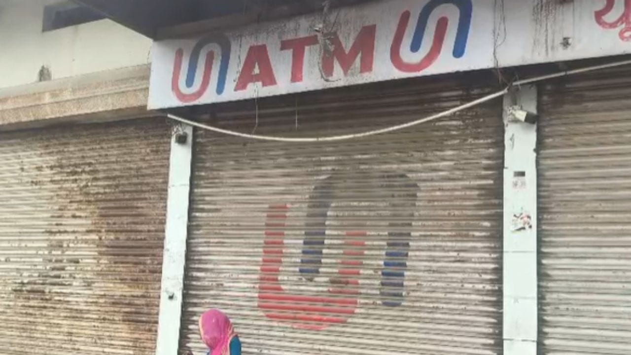 परभणीत काही एटीएमवर 100 रुपयांच्या नोटा मिळत असल्याच्या तक्रारी येत आहेत. कॅश मिळत नसल्याने आर्थिक व्यवहारावर मोठा परिणाम झाला आहे. त्यामुळे नागरिकांनी नाराजी व्यक्त केली आहे.