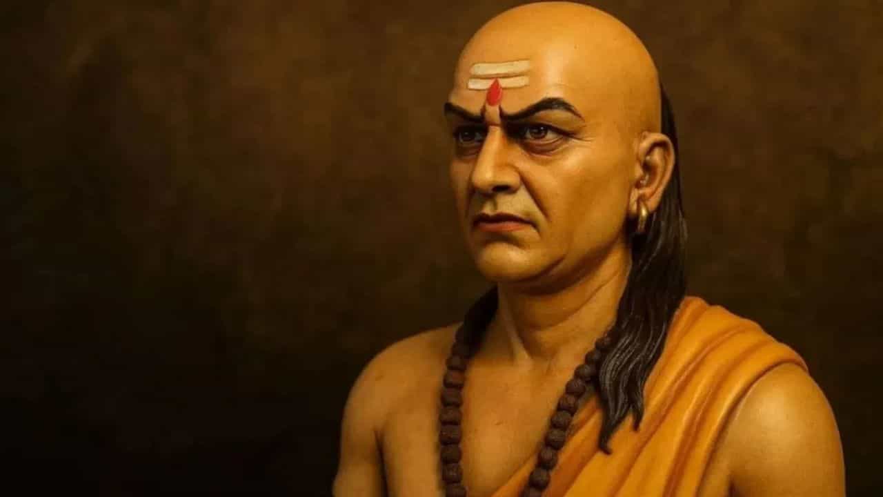 Chanakya Niti : या चार जणांपासून नेहमी सावध रहा, अन्यथा घात झालाच म्हणून समजा, मृत्यू देखील होऊ शकतो