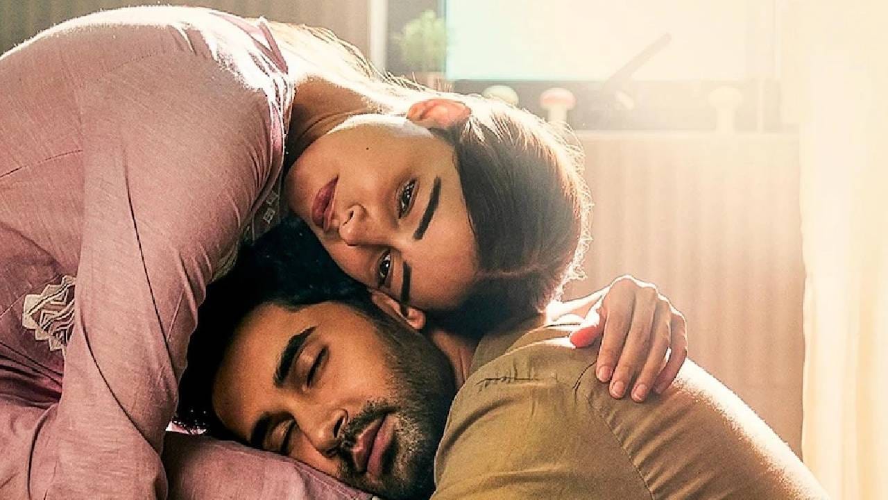 थिएटरमध्ये चांगले शोज लावूनही आणि समोर कोणत्याही मोठ्या चित्रपटाकडून टक्कर नसतानाही 'चांद मेरा दिल' हा चित्रपट बॉक्स ऑफिसवर संघर्ष करतोय. शुक्रवारी प्रदर्शित झालेल्या या चित्रपटाच्या निर्मात्यांनी प्रेक्षकांना खास ऑफरसुद्धा दिली होती. प्रदर्शनाच्या दिवशी संध्याकाळी 5 वाजेपर्यंत चित्रपटाच्या तिकिटाची किंमत 149 रुपये आणि त्यानंतर रात्रीपर्यंत फक्त 199 रुपये होती. या स्ट्रॅटेजीमुळे प्रेक्षक अधिकाधिक संख्येने थिएटर्समध्ये येतील, अशी निर्मात्यांना अपेक्षा होती.