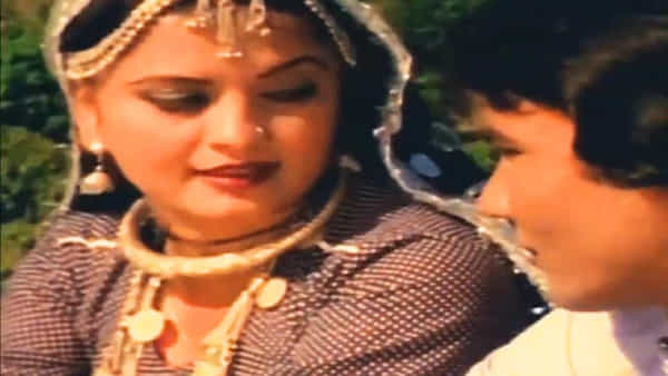 Biggest Blockbuster Film: 1980 च्या दशकाच्या सुरुवातीला भारतीय चित्रपटसृष्टीत हिंदी चित्रपटांची लोकप्रियता मोठ्या प्रमाणावर होती. त्या काळात प्रादेशिक सिनेमाला फारसं महत्त्व दिलं जात नव्हतं. मात्र गावाकडील प्रेक्षक आणि छोट्या शहरांमध्ये प्रादेशिक भाषांतील चित्रपटांना मोठी पसंती मिळत होती. कमी बजेट, मर्यादित साधनं आणि साधी मांडणी असूनही या चित्रपटांनी लोकांच्या मनावर राज्य केलं.