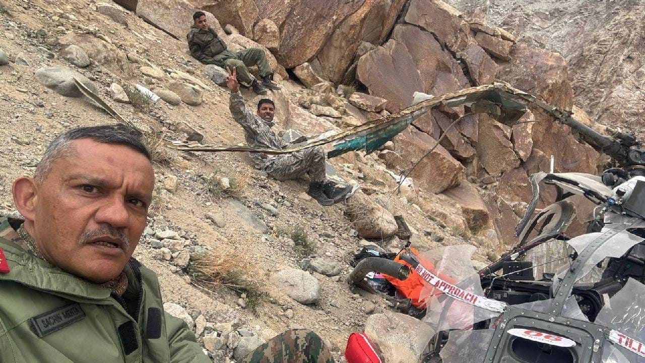 व्हायरल झालेल्या फोटोमध्ये हे अधिकारी पूर्णपणे क्षतीग्रस्त झालेल्या हेलिकॉप्टरशेजारी खडकांवर बसलेले दिसत आहेत. तिथले डोंगराळ वातावरण आणि जुन्या चीता हेलिकॉप्टरची अवस्था पाहता, या अधिकाऱ्यांचा जीव वाचणे हा एक चमत्कारच मानला जात आहे. या अपघाताच्या कारणांची अधिकृत चौकशी करण्याचे आदेश देण्यात आले आहेत. लेहमधील या अपघातामुळे चीता हेलिकॉप्टर्सच्या सुरक्षेबाबतची चिंता आणखी वाढली आहे. या ताज्या घटनेमुळे त्यांच्या सुरक्षिततेवर पुन्हा एकदा नव्याने चर्चा सुरू झाली आहे.