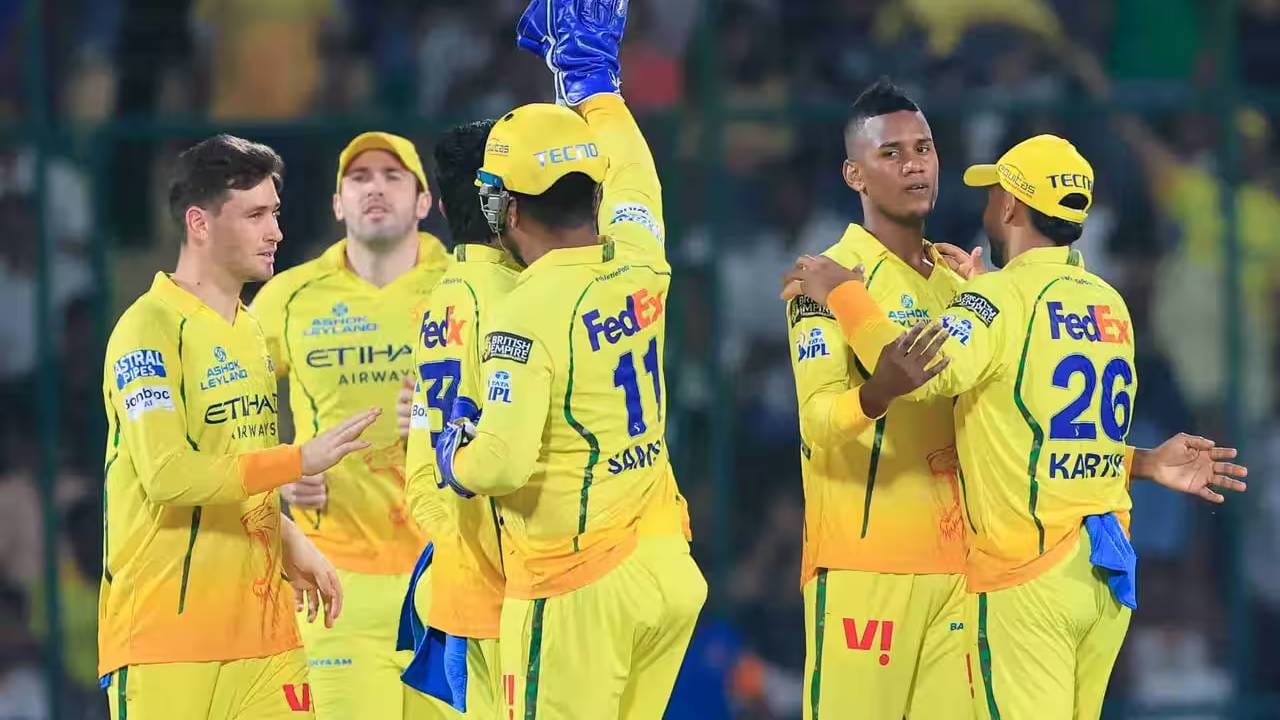 चेन्नई सुपर किंग्सला साखळी फेरीत फक्त चार सामने खेळायचे आहेत. चारही सामन्यात विजय मिळवला तर 18 गुण होतील आणि प्लेऑफमधील जागा पक्की होईल. चार पैकी एक सामना गमावला तरी फरक पडणार नाही.  चेन्नई सुपर किंग्ससाठी प्लेऑफमध्ये पोहोचण्याचा सर्वात सोपा मार्ग म्हणजे त्यांचे सर्व उर्वरित सामने जिंकणे. (Photo: BCCI/IPL)